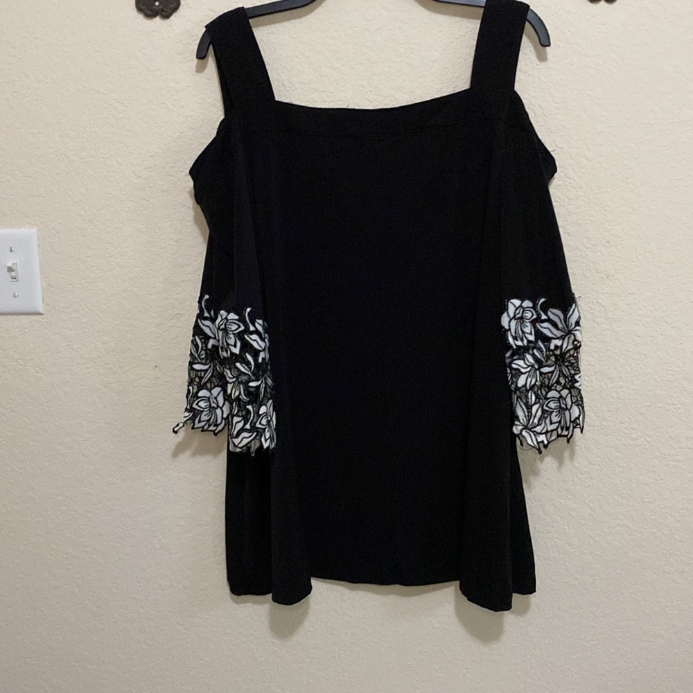 4/$20 black Catherine’s top with white floral detail on sleeves - Picture 4 of 4